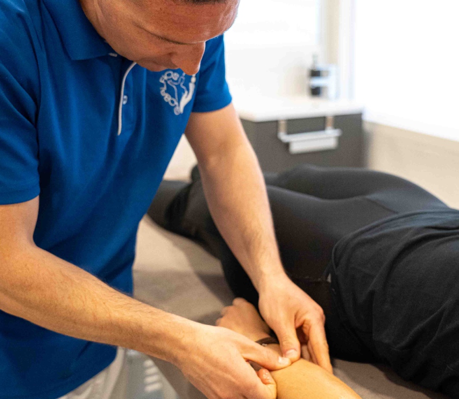 fisio apretando el brazo de una paciente